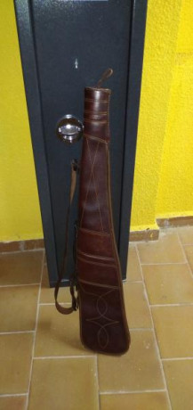 Vendo los siguientes artículos:
- Maletín en cuero para escopeta con dos juegos de cañones. Tiene el asa 21