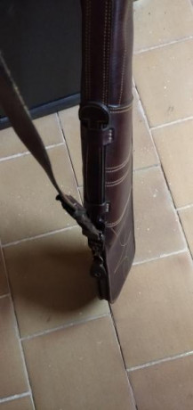 Vendo los siguientes artículos:
- Maletín en cuero para escopeta con dos juegos de cañones. Tiene el asa 20