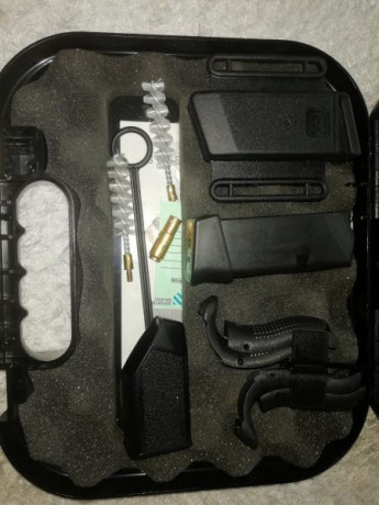 Vendo glock 26 gen 4. Ni 100 disparos. Es arma personal. Lleva 3 cargadores, 2 de g26 y 1 de g19(grip) 02