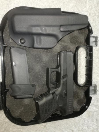 Vendo glock 26 gen 4. Ni 100 disparos. Es arma personal. Lleva 3 cargadores, 2 de g26 y 1 de g19(grip) 00