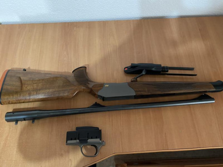 Vendo blaser r8 madera en perfecto estado . Calibre 375 con cañón con magnaport . Se podría incluir Cañon 00