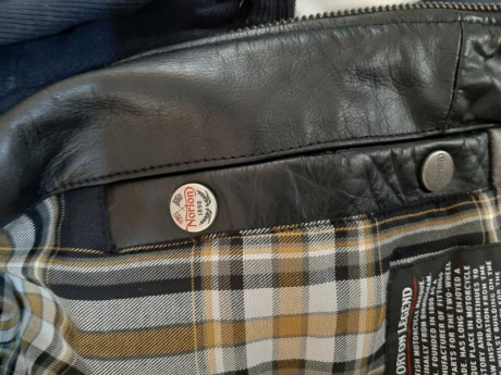 Hola ,como sé que en este foro hay varios moteros ,pongo a la venta una magnifica Cazadora Biker de la 11