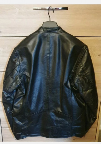 Hola ,como sé que en este foro hay varios moteros ,pongo a la venta una magnifica Cazadora Biker de la 00