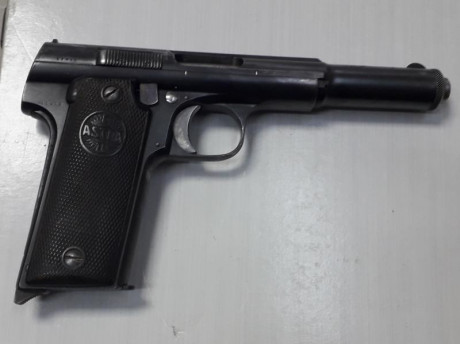 Pistola Astra modelo 400 con emblema de Carabineros, cargador de 8 cartuchos del 9 largo. Es uno de los 01