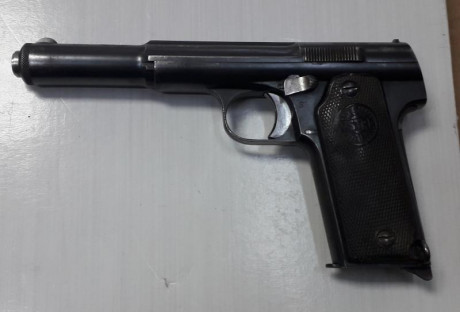 Pistola Astra modelo 400 con emblema de Carabineros, cargador de 8 cartuchos del 9 largo. Es uno de los 00
