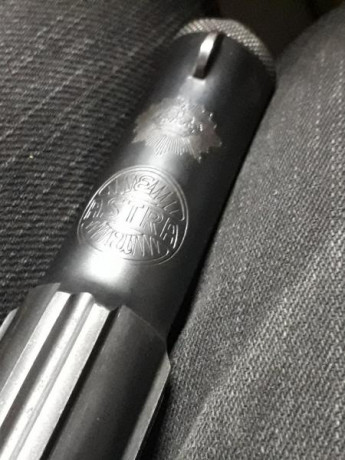 Pistola Astra modelo 400 con emblema de Carabineros, cargador de 8 cartuchos del 9 largo. Es uno de los 11
