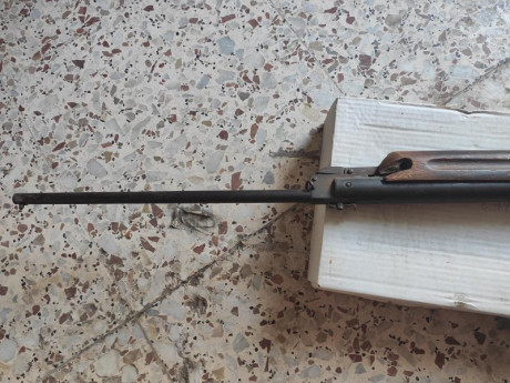 Se vende carabina, desconozco marca, 30€ más portes, no dispara, estado en el q se observa, más fotos 02