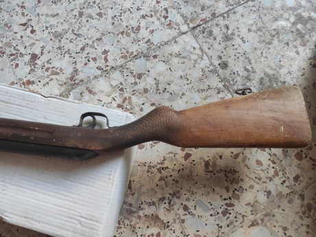 Se vende carabina, desconozco marca, 30€ más portes, no dispara, estado en el q se observa, más fotos 01