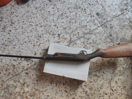 Se vende carabina, desconozco marca, 30€ más portes, no dispara, estado en el q se observa, más fotos 00
