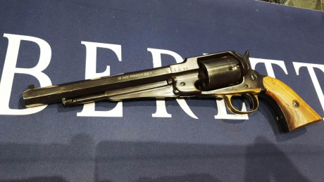 Se trata de un revolver de avancarga SANTA BARBARA, replica  del modelo REMINGTON NEW MODEL ARMY 1858, 02