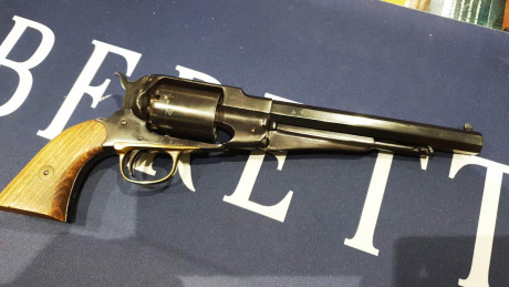 Se trata de un revolver de avancarga SANTA BARBARA, replica  del modelo REMINGTON NEW MODEL ARMY 1858, 00