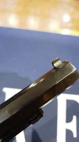 Se trata de un revolver de avancarga SANTA BARBARA, replica  del modelo REMINGTON NEW MODEL ARMY 1858, 10