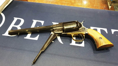 Se trata de un revolver de avancarga SANTA BARBARA, replica  del modelo REMINGTON NEW MODEL ARMY 1858, 22