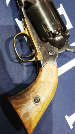 Se trata de un revolver de avancarga SANTA BARBARA, replica  del modelo REMINGTON NEW MODEL ARMY 1858, 20
