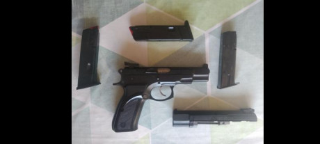 Vendo pistola CZ 75B. 9mm muy bien conservada. Con el kit de conversión del cal. 22lr.
Con miras de tritio. 02