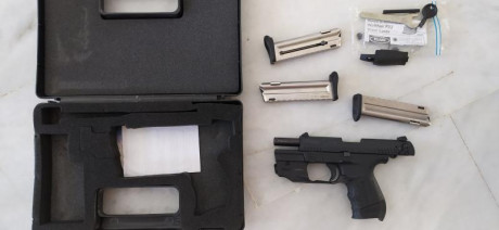 Vendo Walther P22, impecable, con tres cargadores y puntero láser original de la marca. Completa con maletín, 02
