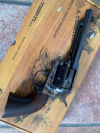 Vendo este Uberti, réplica del Colt SAA (1873), de 5"1/2 pulgadas, calibre 45 Long Colt.
A penas 02