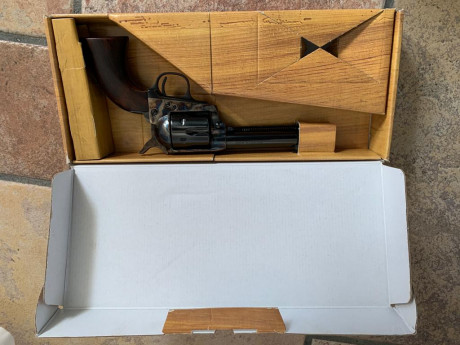 Vendo este Uberti, réplica del Colt SAA (1873), de 5"1/2 pulgadas, calibre 45 Long Colt.
A penas 00