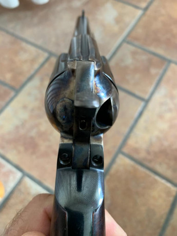 Vendo este Uberti, réplica del Colt SAA (1873), de 5"1/2 pulgadas, calibre 45 Long Colt.
A penas 12
