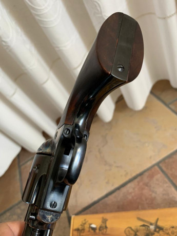 Vendo este Uberti, réplica del Colt SAA (1873), de 5"1/2 pulgadas, calibre 45 Long Colt.
A penas 11