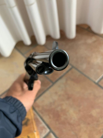 Vendo este Uberti, réplica del Colt SAA (1873), de 5"1/2 pulgadas, calibre 45 Long Colt.
A penas 10