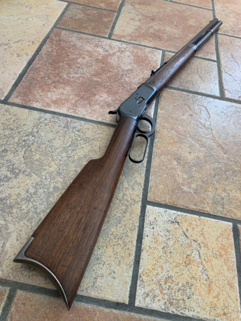 Vendo este Winchester 92 del calibre 38-40 con cañon octogonal .

El estado es excelente a pesar de los 02