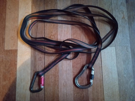 Vendo esta cinta de rescate de 5,5 metros con dos mosquetones de seguridad.
Utilizada solamente para un 00