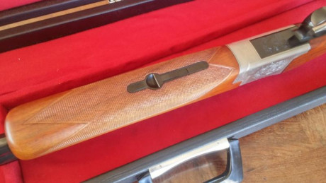 Vendo escopeta superpuesta LAURONA calibre 12 con maletín. Cañon 74 cm, un solo gatillo. Ideal para tiro 02