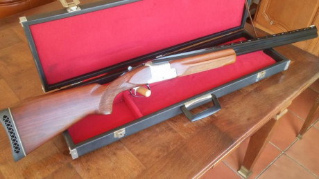 Vendo escopeta superpuesta LAURONA calibre 12 con maletín. Cañon 74 cm, un solo gatillo. Ideal para tiro 00
