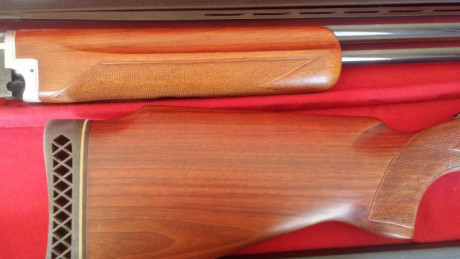 Vendo escopeta superpuesta LAURONA calibre 12 con maletín. Cañon 74 cm, un solo gatillo. Ideal para tiro 10
