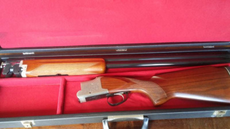 Vendo escopeta superpuesta LAURONA calibre 12 con maletín. Cañon 74 cm, un solo gatillo. Ideal para tiro 22