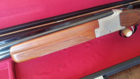 Vendo escopeta superpuesta LAURONA calibre 12 con maletín. Cañon 74 cm, un solo gatillo. Ideal para tiro 31