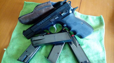 Pistola CZ 75 B 9mmPb. Perfecto estado, a toda prueba.  4 cargadores, alza micrométrica LPA, cachas Hogue, 01