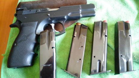Pistola CZ 75 B 9mmPb. Perfecto estado, a toda prueba.  4 cargadores, alza micrométrica LPA, cachas Hogue, 00