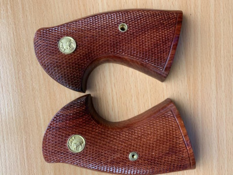 Vendo Cachas para Colt Python nuevas. Sin estrenar. 100€ puestas en casa del comprador.  Tlf 652500517 02