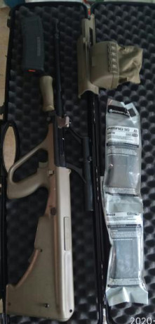 STEYR AUG, calibre 222R, estado excelente, se acompaña con tres cargadores sin limitar marca magpul, dos 02