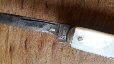 Hola compañeros,ha llegado a mis manos una navaja muy bonita y de varias hojas,cosa curiosa es que alguna 01