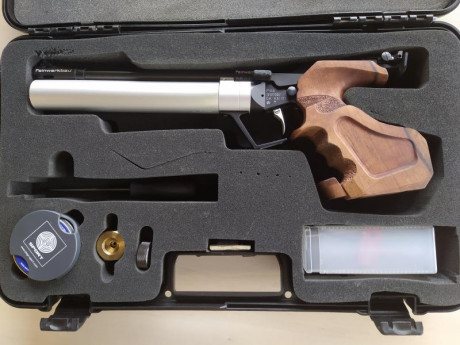 Comprada en Ibergrips, la fecha de la botella es de 2014. Esplendida pistola para aire 10m, muy poco uso. 01