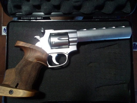Pongo a la venta este magnifico revolver de competición calibre .32 S@W Long de 6". Acero inox, cachas 02