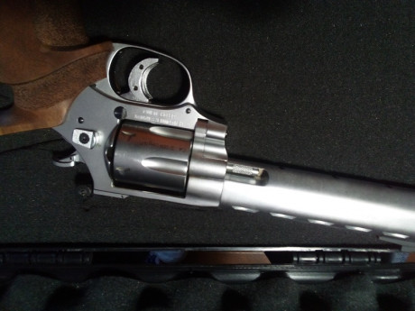 Pongo a la venta este magnifico revolver de competición calibre .32 S@W Long de 6". Acero inox, cachas 12
