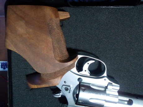 Pongo a la venta este magnifico revolver de competición calibre .32 S@W Long de 6". Acero inox, cachas 11
