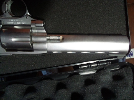 Pongo a la venta este magnifico revolver de competición calibre .32 S@W Long de 6". Acero inox, cachas 10