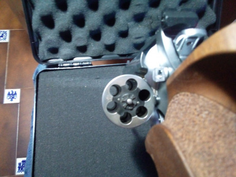 Pongo a la venta este magnifico revolver de competición calibre .32 S@W Long de 6". Acero inox, cachas 20