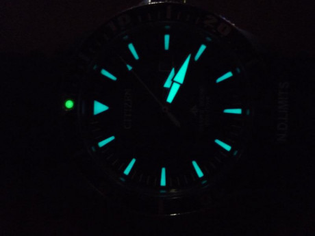 Vendo este magnifico diver japonés con movimiento Eco-Drive (no necesita pila), caja de acero, cristal 00