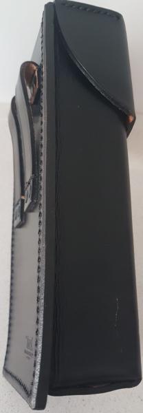 Vendo cinturón y portacargador de cuero, el cinturón casi sin uso, el portacargador nuevo. 
Medidas portacargador: 02