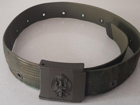 Vendo cinturón y portacargador de cuero, el cinturón casi sin uso, el portacargador nuevo. 
Medidas portacargador: 00