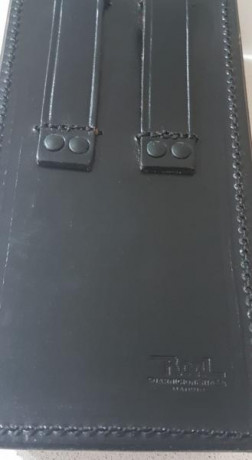 Vendo cinturón y portacargador de cuero, el cinturón casi sin uso, el portacargador nuevo. 
Medidas portacargador: 12