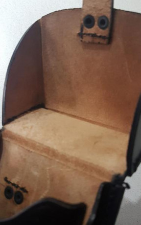 Vendo cinturón y portacargador de cuero, el cinturón casi sin uso, el portacargador nuevo. 
Medidas portacargador: 11