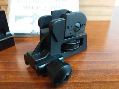 Alza y punto de mira originales de un MP15-22.
Están nuevos.
No se lo que pedir por ellos. 
40 euros ??? 01