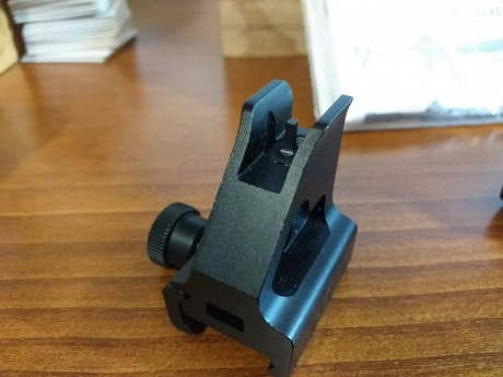 Alza y punto de mira originales de un MP15-22.
Están nuevos.
No se lo que pedir por ellos. 
40 euros ??? 00
